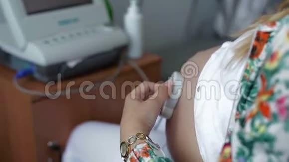 孕妇检查婴儿腹部的心跳视频的预览图