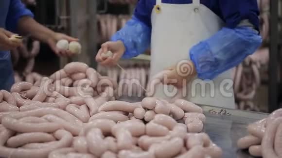 在肉类工业或肉类商店生产香肠一排排生肉熏肉牛肉猪肉小牛肉和香肠视频的预览图