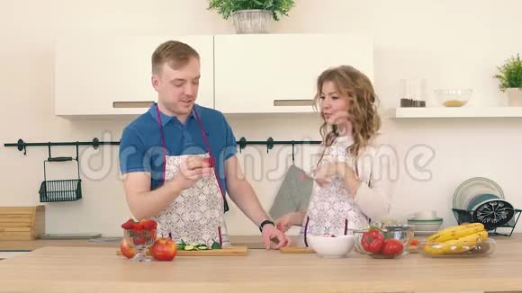 一对美丽而热情的夫妇在厨房里互相喂草莓视频的预览图
