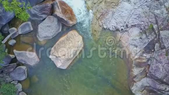 天桥秀山河与瀑布视频的预览图