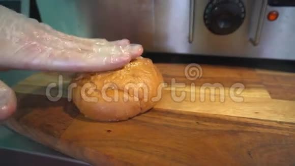 厨师用芝麻推鲜面包视频的预览图