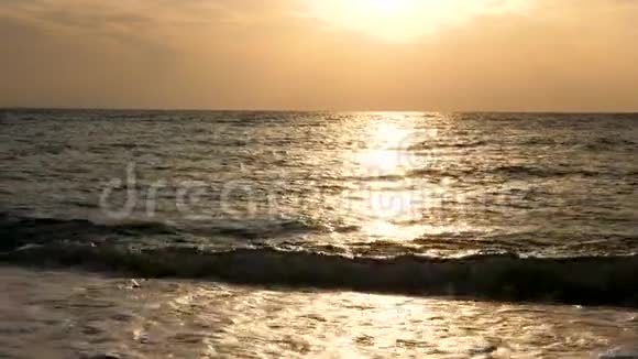 日出时的海洋海水中有阳光反射视频的预览图