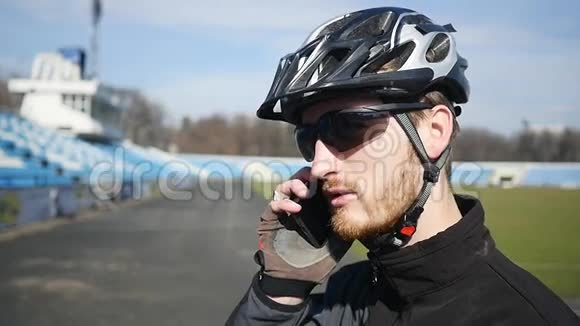 专业自行车手通过电话说话视频的预览图