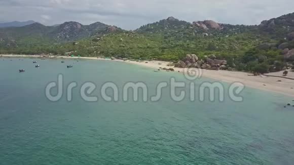 无人机在海湾和海滩之间的丘陵海岸移动视频的预览图