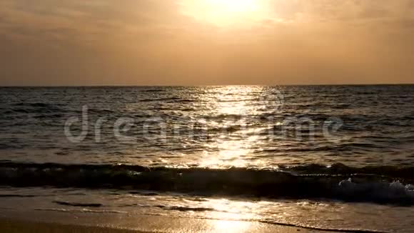 日出时的海洋阳光反射在水面上视频的预览图