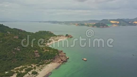鸟瞰半岛沙滩岩石海岸视频的预览图