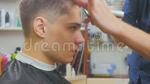 理发师为理发店的学生做发型视频的预览图