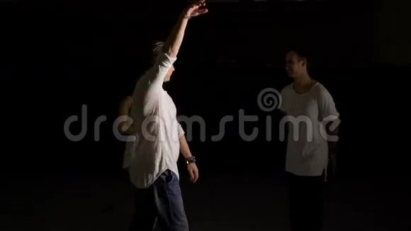 舞蹈指导老师进行舞蹈训练视频的预览图