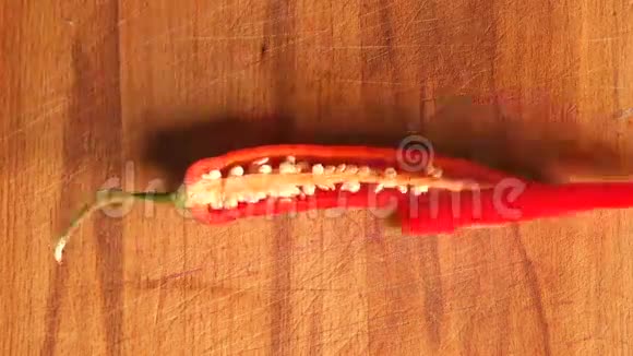 砧板上剁了红铃椒健康的鲜红色辣椒食品视频的预览图