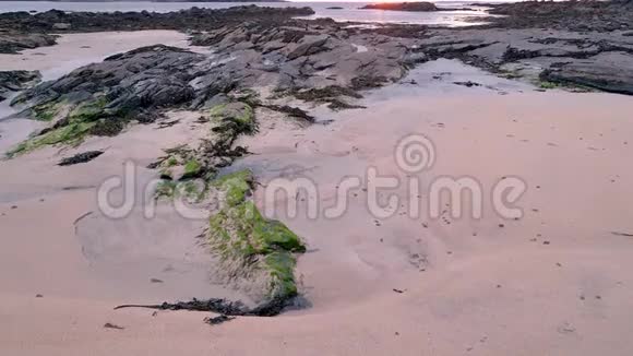 在爱尔兰唐加尔县的波尔图纳林斯特兰德是一个美丽的蓝色大旗海滩视频的预览图