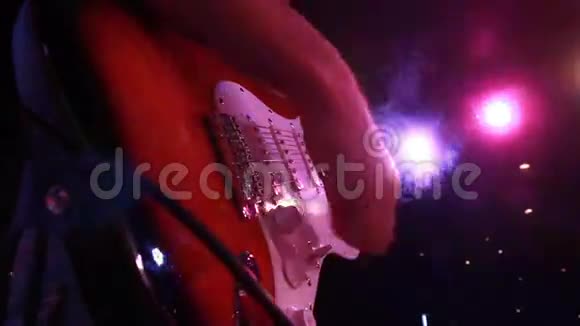 电吉他独奏在舞台上演奏时关闭视频的预览图
