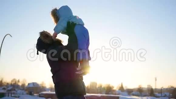 冬天日落的时候他和宝宝玩在你的头上视频的预览图