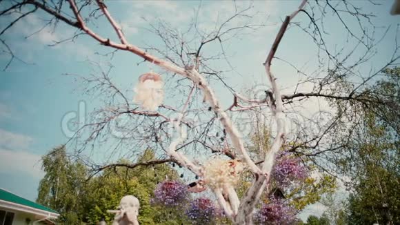 美丽的装饰树在后院举行节日仪式风铃和花环手工装饰视频的预览图