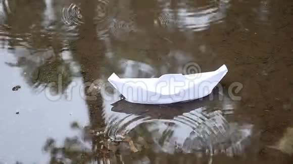 纸船漂浮在水坑里视频的预览图