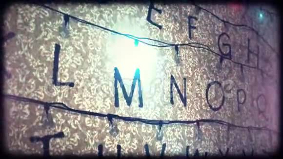 墙上闪烁的字母链受陌生人的启发视频的预览图
