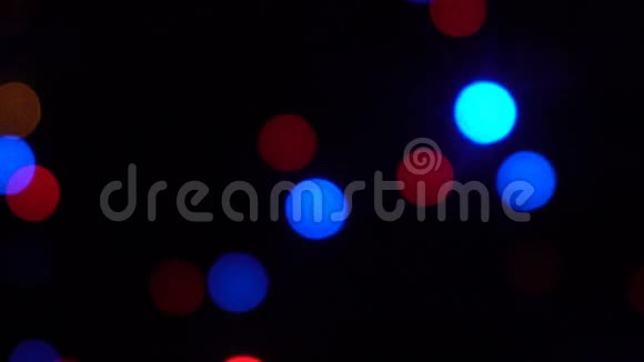 抽象模糊的圣诞节RGB灯bokeh背景闪烁的圣诞树灯光闪烁视频的预览图