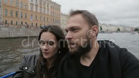 情侣们在圣彼得堡的一次旅游中享受城市美景自拍在桥下灯光不断地亮着慢慢地视频的预览图