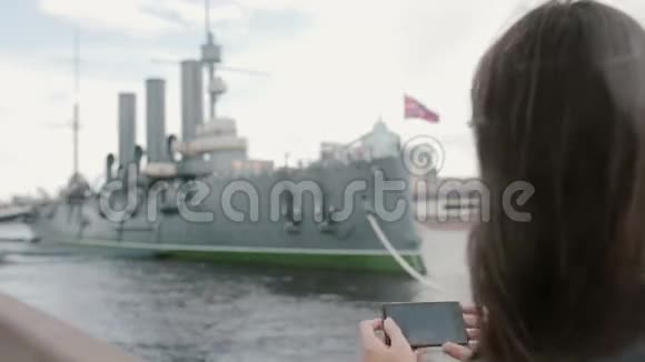 为圣彼得堡奥罗拉号巡洋舰拍照的女孩视频的预览图