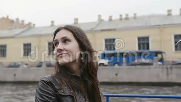 快乐漂亮的年轻女人在船上旅行探索圣彼得堡布鲁内特女孩观光慢莫视频的预览图
