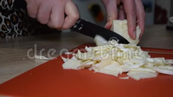 一个女人在切菜板上切白菜视频的预览图