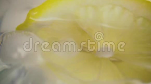 柠檬片跳出水面慢节奏视频的预览图