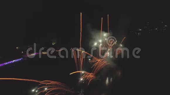 焰火向夜间无人机空中飞行4k彩色照明致敬视频的预览图