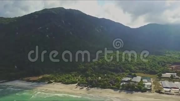 沙滩和海洋从山岭到城市的空中运动视频的预览图