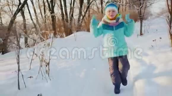 在白雪覆盖的小路上免费儿童旅行视频的预览图