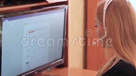 女孩用耳机交流视频的预览图