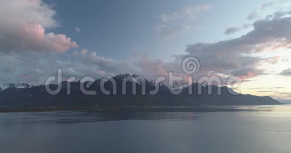 在蒙特勒不可思议的春天日落视频的预览图