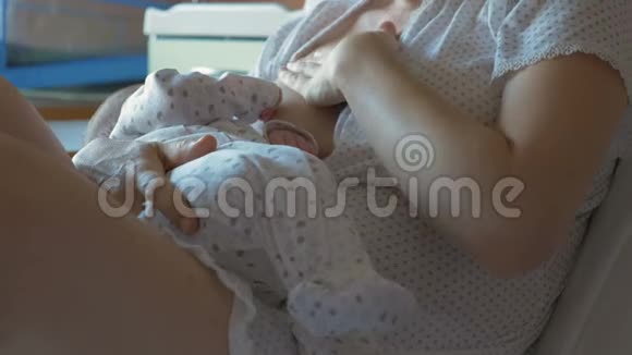 医院里有新生儿的女人视频的预览图