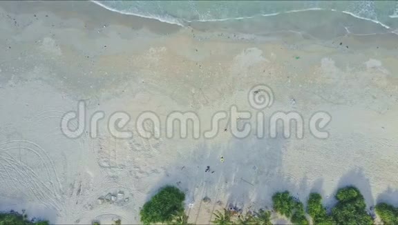 在棕榈湾海滩上观看宽缓海浪视频的预览图