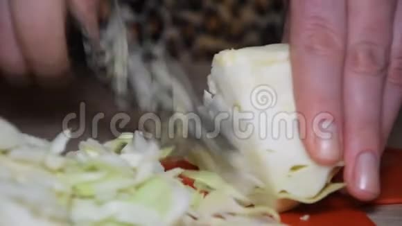 一个女人在切菜板上切白菜视频的预览图
