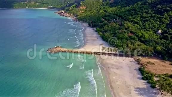 从AzureOcean到带码头的沙滩的Flycam鸽视频的预览图