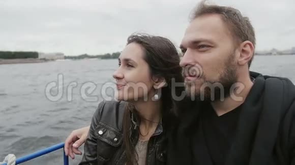 幸福的美丽夫妇欣赏城市景色圣彼得堡河之旅灯光断断续续侧视慢点视频的预览图