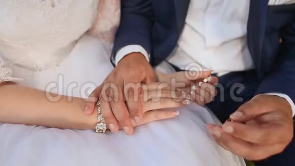 新婚夫妇正把对方结婚戒指戴在手上视频的预览图