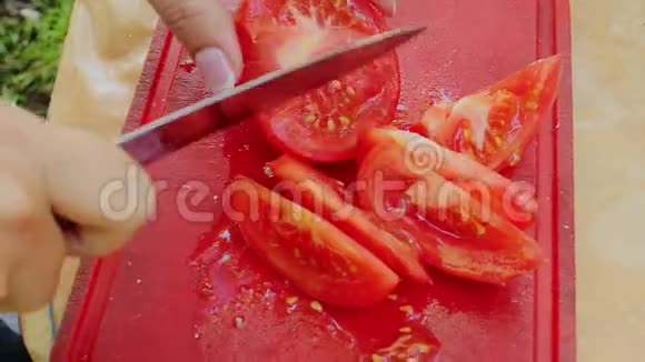 用刀切西红柿视频的预览图