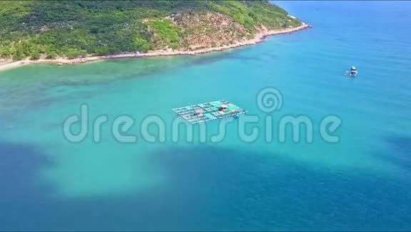 在平静的蓝色海洋中向漂浮的龙虾场飞行摄像机视频的预览图