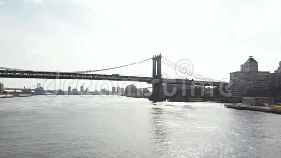 美国纽约的鸟瞰图无人机飞越东河曼哈顿大桥附近俯瞰布鲁克林区视频的预览图