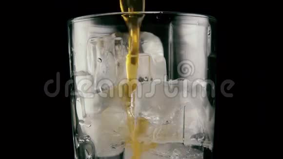 一杯饮料带着冰流入杯子里慢节奏视频的预览图