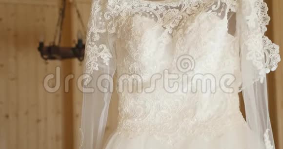 酒店房间衣架上的蓬松婚纱婚礼早视频的预览图
