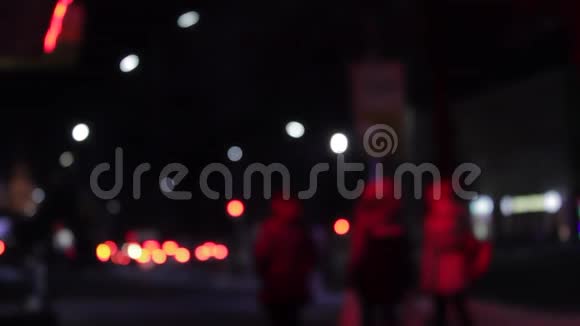 交通灯在夜间的速度与动态汽车博克赫视频的预览图