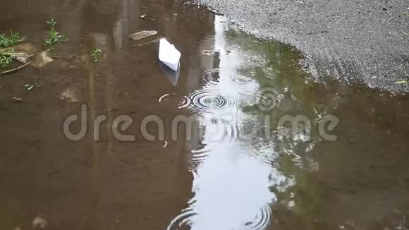 纸船漂浮在水坑里视频的预览图