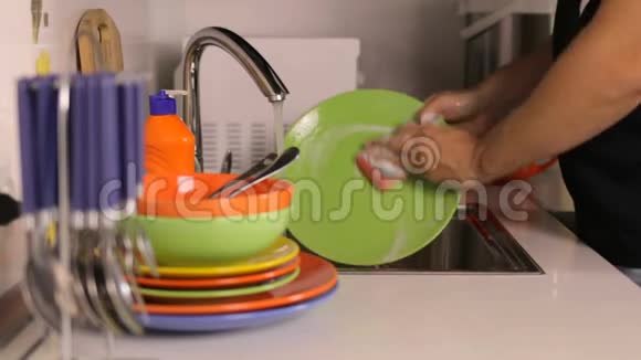 洗碗池里洗碗的过程视频的预览图