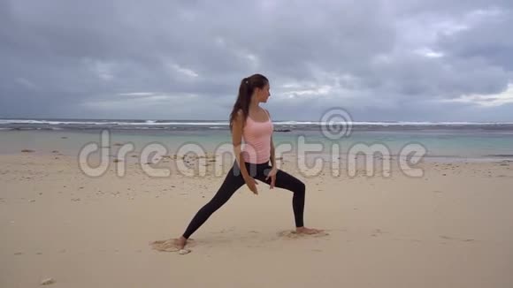 女孩在海边练习瑜伽视频的预览图