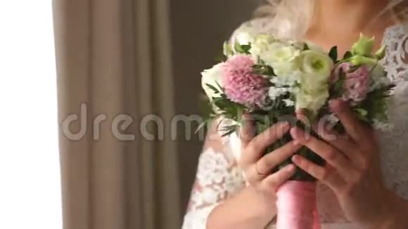 新娘手里的婚礼花束不错视频的预览图