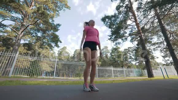 女人在慢跑前伸展身体健身和生活方式理念视频的预览图