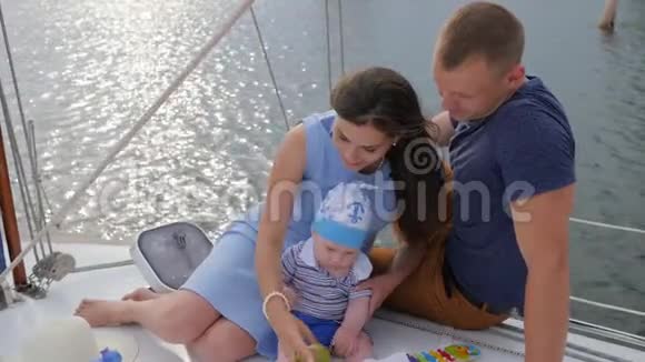 丈夫和妻子在游船上和婴儿在一起妻子和孩子在湖边微笑视频的预览图