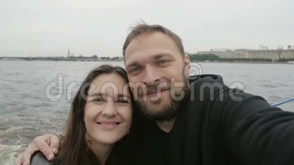 圣彼得堡的爱情关爱情侣自拍点视镜头恋爱中的幸福夫妻接吻慢动作视频的预览图