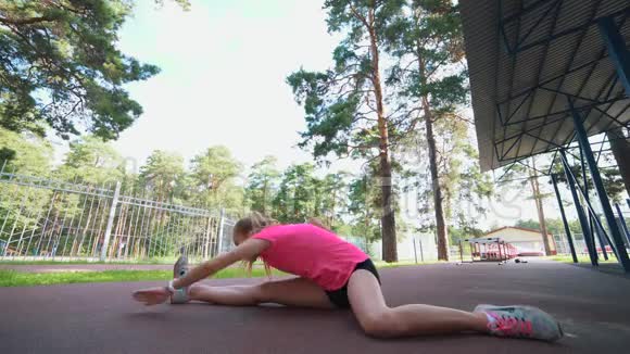 年轻的健身女子跑步前热身运动视频的预览图